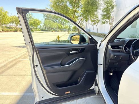 Used 2021 Toyota Highlander XSE AWD/4WD image 22