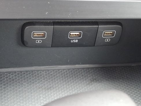 Used 2024 Kia Carnival LX FWD image 24