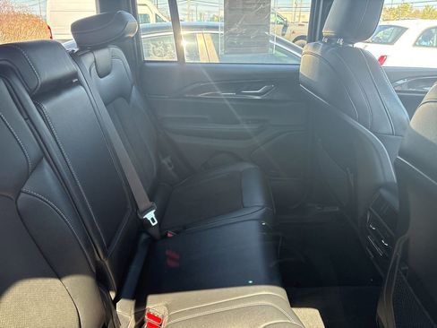 Used 2023 Jeep Grand Cherokee Altitude image 10