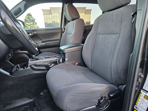 Used 2018 Toyota Tacoma TRD Off-Road w/ Technology Package image 17