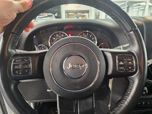 Used 2018 Jeep Wrangler Unlimited Sahara w/ Connectivity Group AWD/4WD image 13