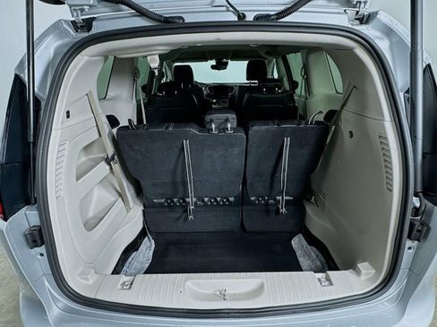 Used 2024 Chrysler Pacifica Touring-L image 29