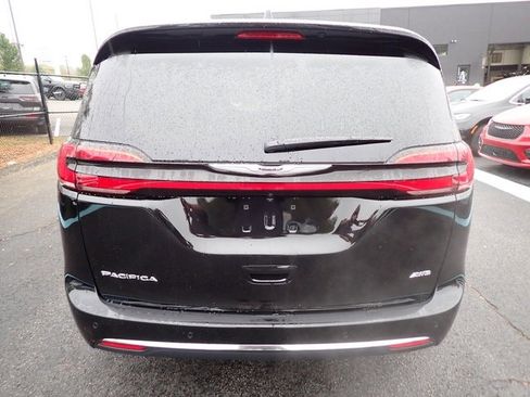 New 2026 Chrysler Pacifica Select image 4