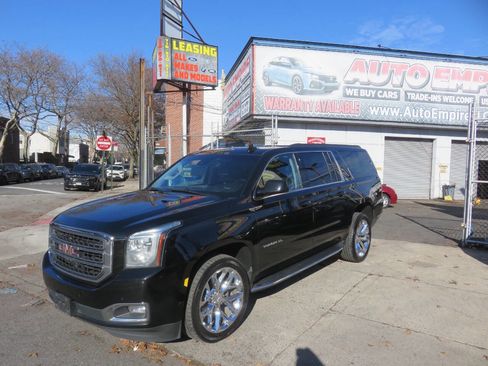 Used 2019 GMC Yukon XL SLT image 2