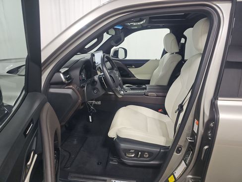 Used 2022 Lexus LX 600 4WD w/ Luxury Package image 2