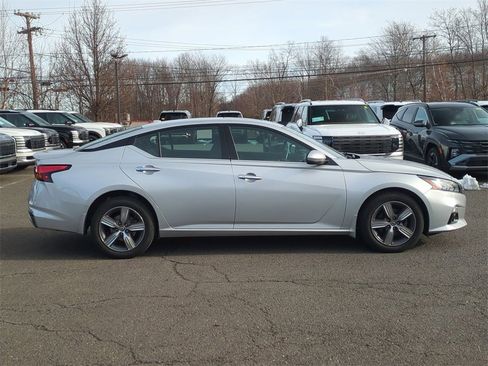 Used 2020 Nissan Altima 2.5 SV image 2
