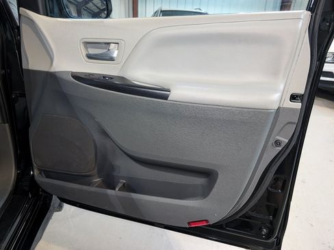 Used 2020 Toyota Sienna LE AWD/4WD image 28