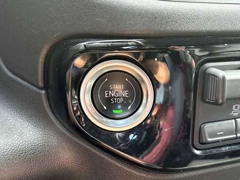 Used 2025 GMC Sierra 1500 SLT AWD/4WD image 17