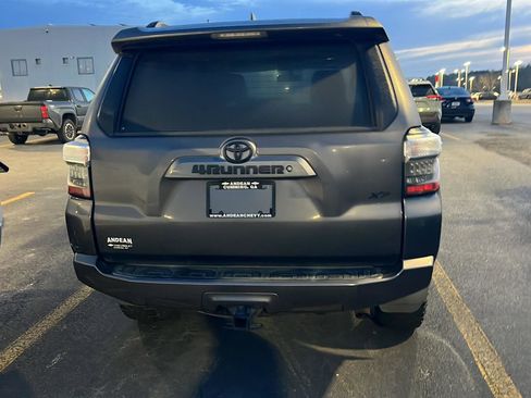 Used 2017 Toyota 4Runner SR5 image 9
