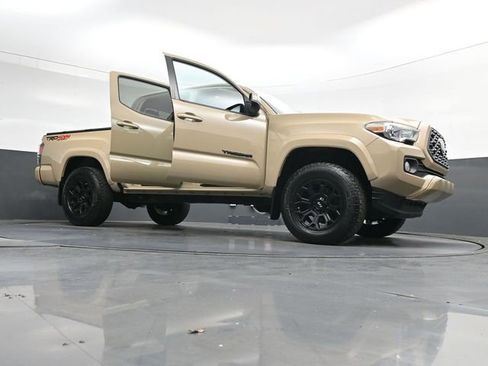 Used 2020 Toyota Tacoma TRD Sport AWD/4WD image 40