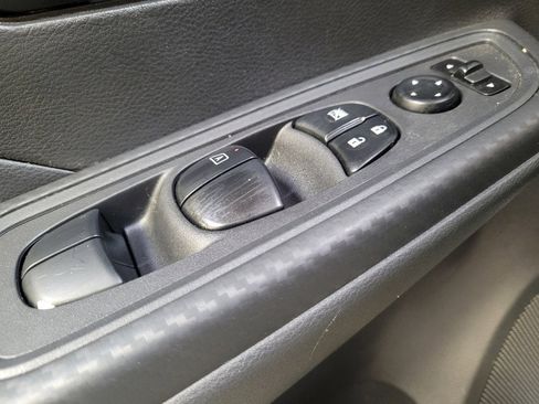 Used 2025 Nissan Versa S w/ Trunk Package image 27