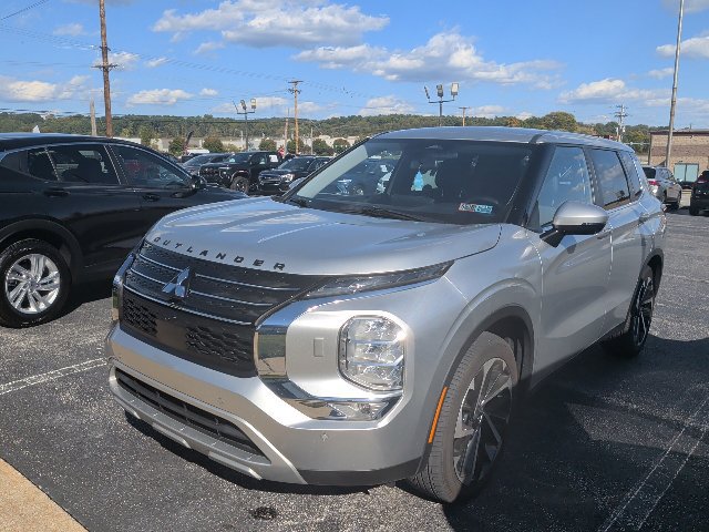 Used 2023 Mitsubishi Outlander SE AWD/4WD image 3