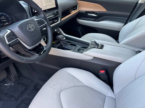 Used 2025 Toyota Grand Highlander AWD Hybrid image 12