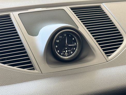 Used 2025 Porsche Macan image 16