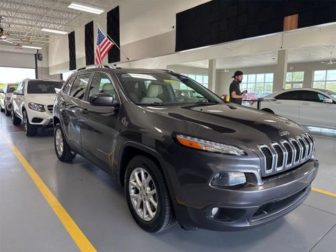 Used 2017 Jeep Cherokee Latitude w/ Comfort & Sound Group FWD image 2
