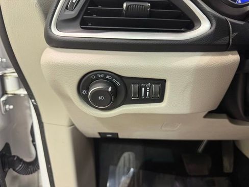 Used 2023 Chrysler Pacifica Touring-L FWD image 18