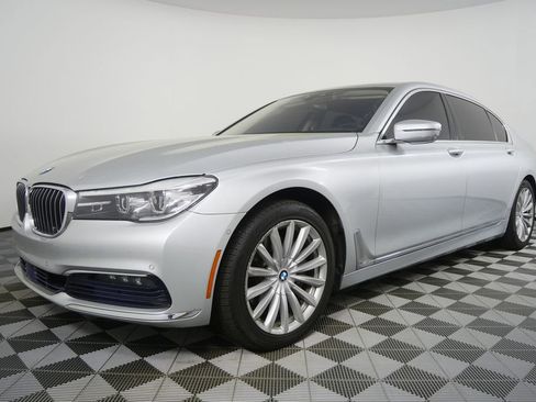 Used 2017 BMW 740i image 7