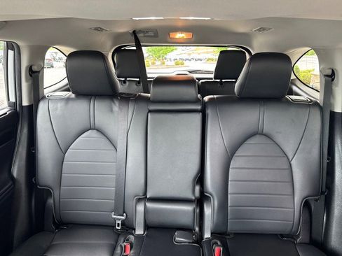 Used 2023 Toyota Highlander XLE AWD/4WD image 6