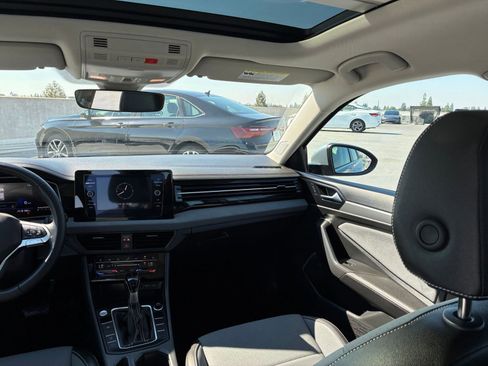 Used 2025 Volkswagen Jetta SE image 33