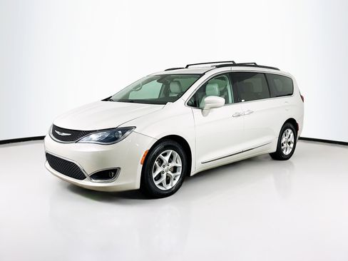 Used 2017 Chrysler Pacifica Touring-L w/ Tire & Wheel Group image 3