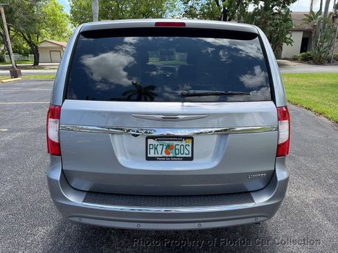 Used 2013 Chrysler Town & Country Limited w/ Luxury Group FWD image 14
