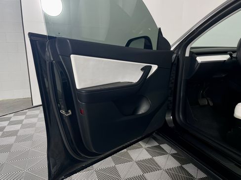 Used 2021 Tesla Model Y Long Range image 13