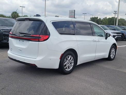 Used 2024 Chrysler Pacifica Touring-L image 4
