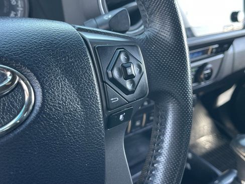 Used 2017 Toyota Tacoma TRD Off-Road w/ Premium & Technology Package AWD/4WD image 25