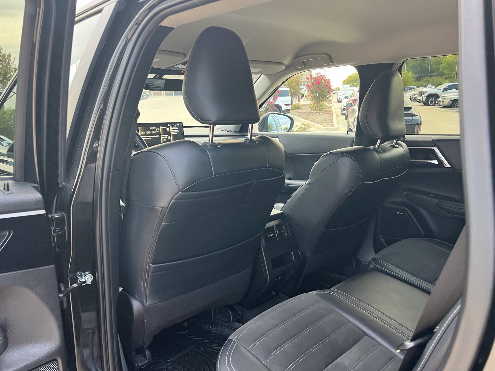 Used 2025 Mitsubishi Outlander SE FWD image 18