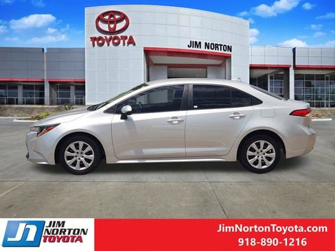 Used 2025 Toyota Corolla LE FWD image 4