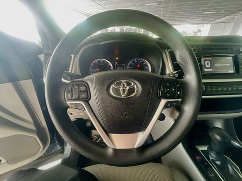 Used 2019 Toyota Highlander LE FWD image 16