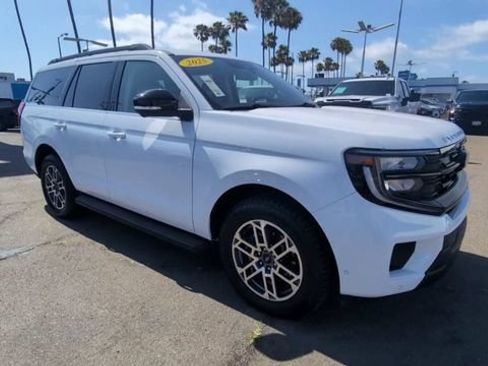 Used 2025 Ford Expedition Active AWD/4WD image 2