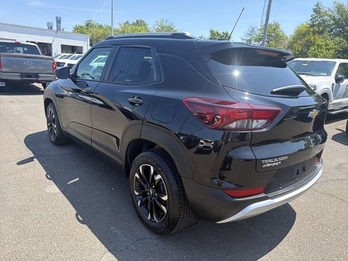 Used 2021 Chevrolet TrailBlazer LT w/ Convenience Package FWD image 3