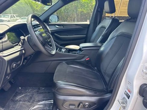 Used 2023 Jeep Grand Cherokee Altitude RWD image 8