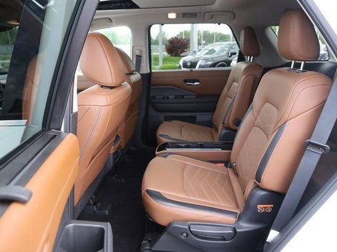 Used 2024 Nissan Pathfinder Platinum AWD/4WD image 11