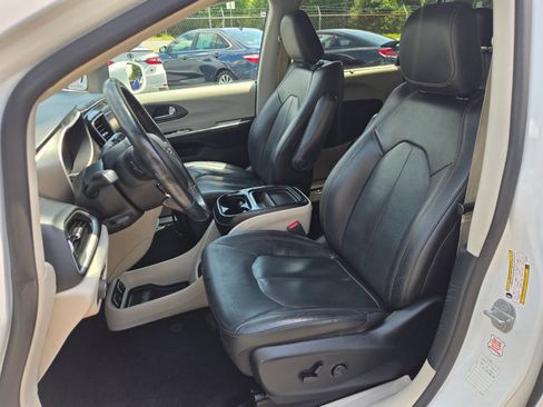 Used 2020 Chrysler Pacifica Touring-L FWD image 6