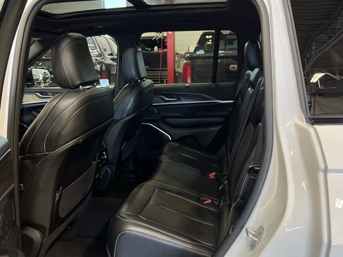 Used 2025 Jeep Grand Cherokee Limited w/ Luxury Tech Group II image 36