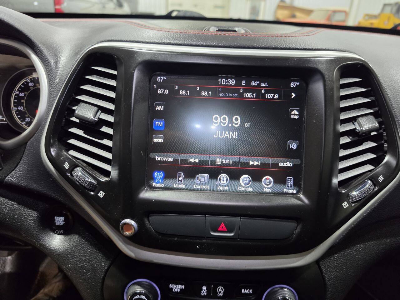 Used 2017 Jeep Cherokee Trailhawk w/ Comfort/Convenience Group AWD/4WD image 35