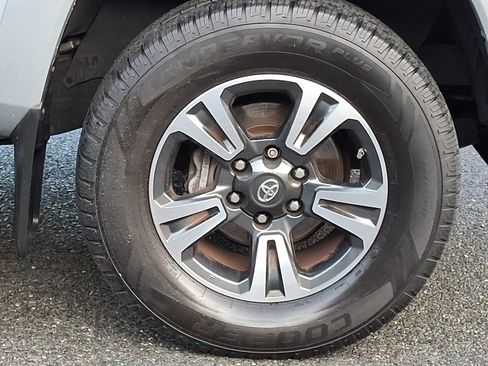 Used 2018 Toyota Tacoma TRD Sport AWD/4WD image 8