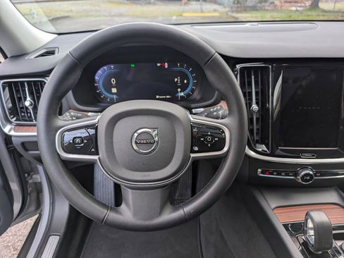 Used 2025 Volvo V60 B5 Cross Country Plus image 18