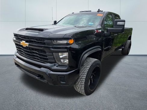 Used 2024 Chevrolet Silverado 2500 Custom w/ Custom Value Package AWD/4WD image 4