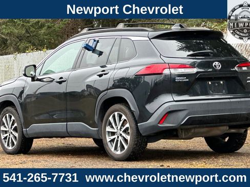 Used 2022 Toyota Corolla Cross XLE w/ Convenience Package image 7