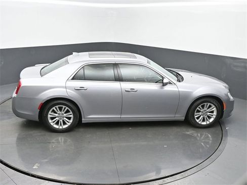 Used 2017 Chrysler 300 C image 43
