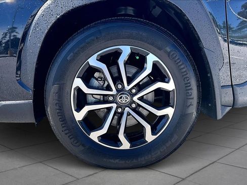 Used 2024 Toyota Corolla Cross SE image 11