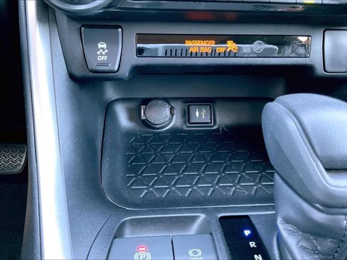 Used 2019 Toyota RAV4 LE w/ Carpet Mat Package image 34