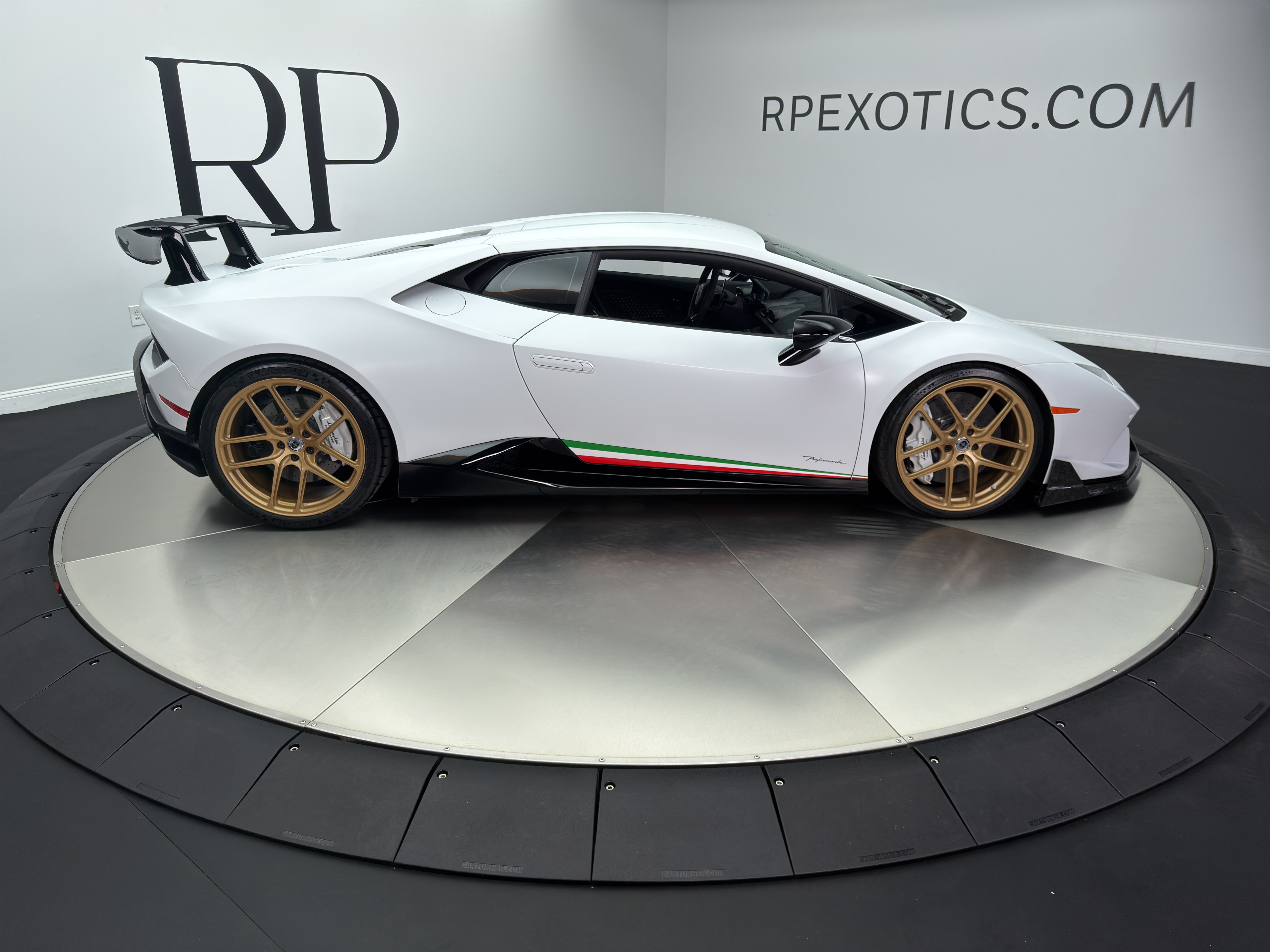 Used 2018 Lamborghini Huracan Performante AWD/4WD image 7