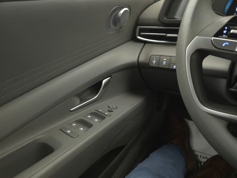 Used 2025 Hyundai Elantra SE image 25