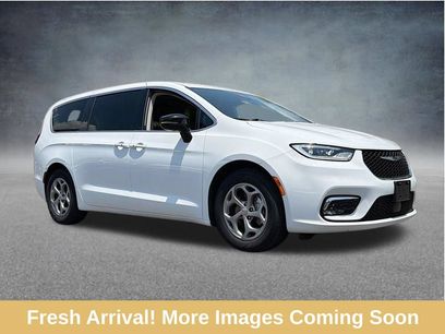 Used 2024 Chrysler Pacifica Touring-L