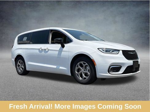 Used 2024 Chrysler Pacifica Touring-L FWD image 1