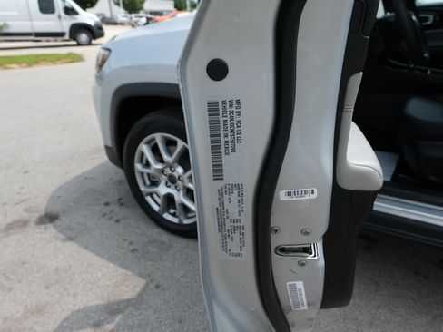 Used 2025 Jeep Compass Limited AWD/4WD image 35